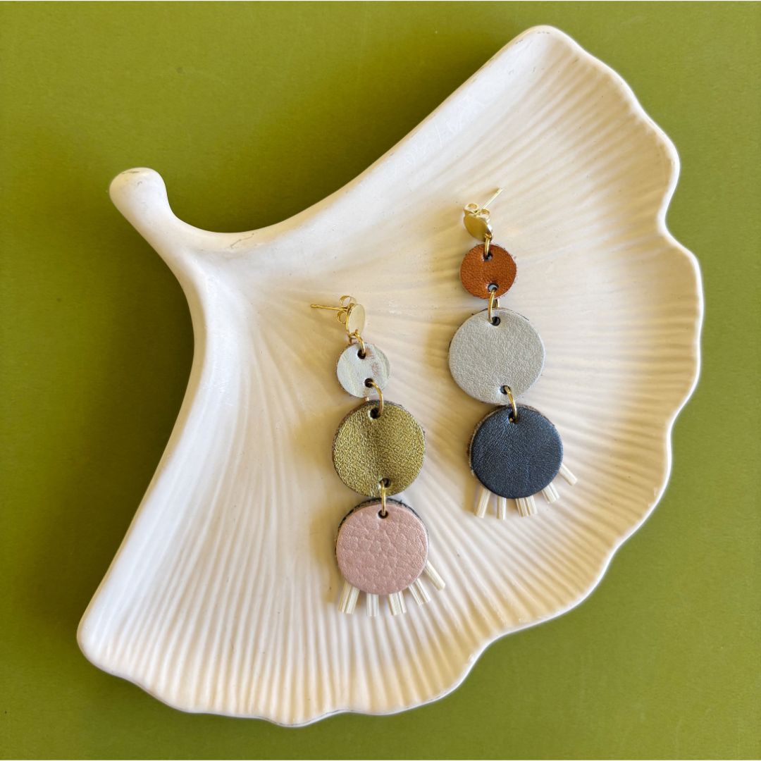 Aretes de cuero recuperado de diferentes colores tipo chandelier. Fibras naturales. Diseño costarricense. Joyería artesanal. Alta artesanía. 