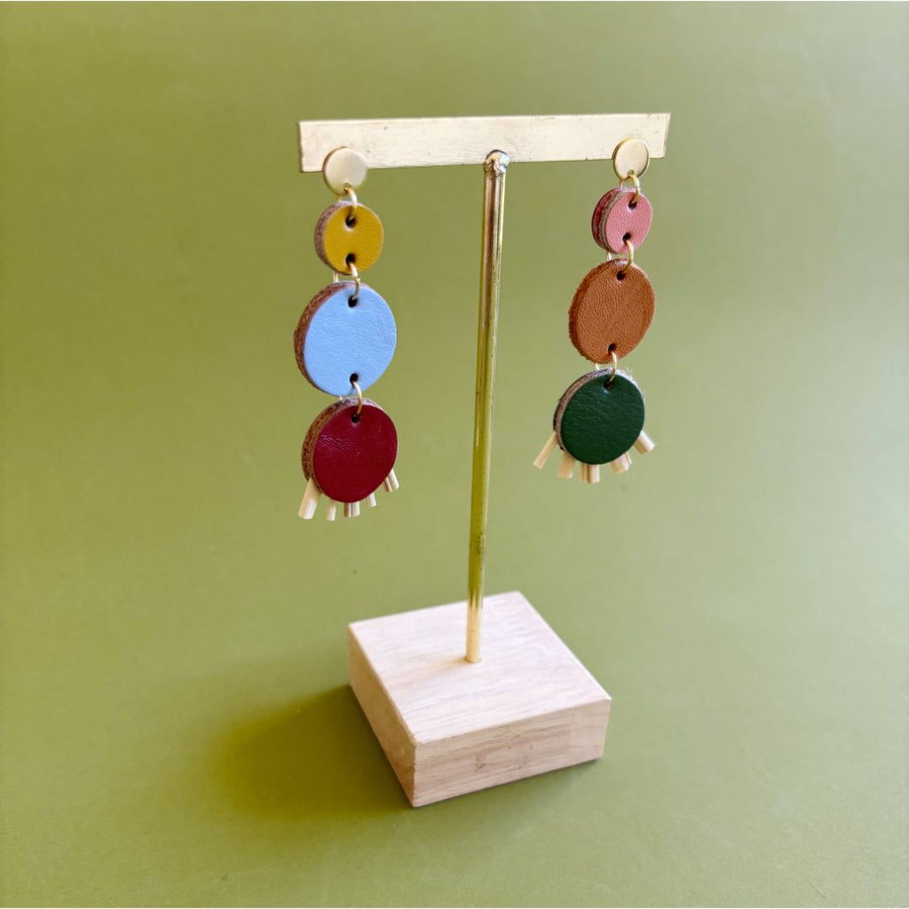 Aretes de cuero recuperado de diferentes colores tipo chandelier. Fibras naturales. Diseño costarricense. Joyería artesanal. Alta artesanía. 