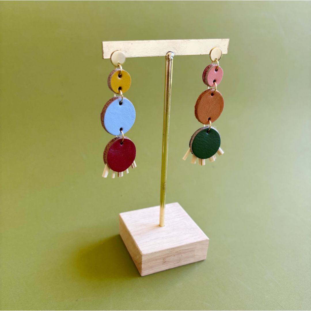 Aretes de cuero recuperado de diferentes colores tipo chandelier. Fibras naturales. Diseño costarricense. Joyería artesanal. Alta artesanía. 