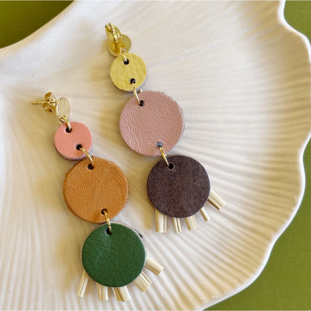 Aretes de cuero recuperado de diferentes colores tipo chandelier. Fibras naturales. Diseño costarricense. Joyería artesanal. Alta artesanía. 