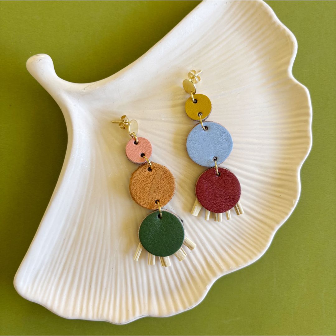 Aretes de cuero recuperado de diferentes colores tipo chandelier. Fibras naturales. Diseño costarricense. Joyería artesanal. Alta artesanía. 