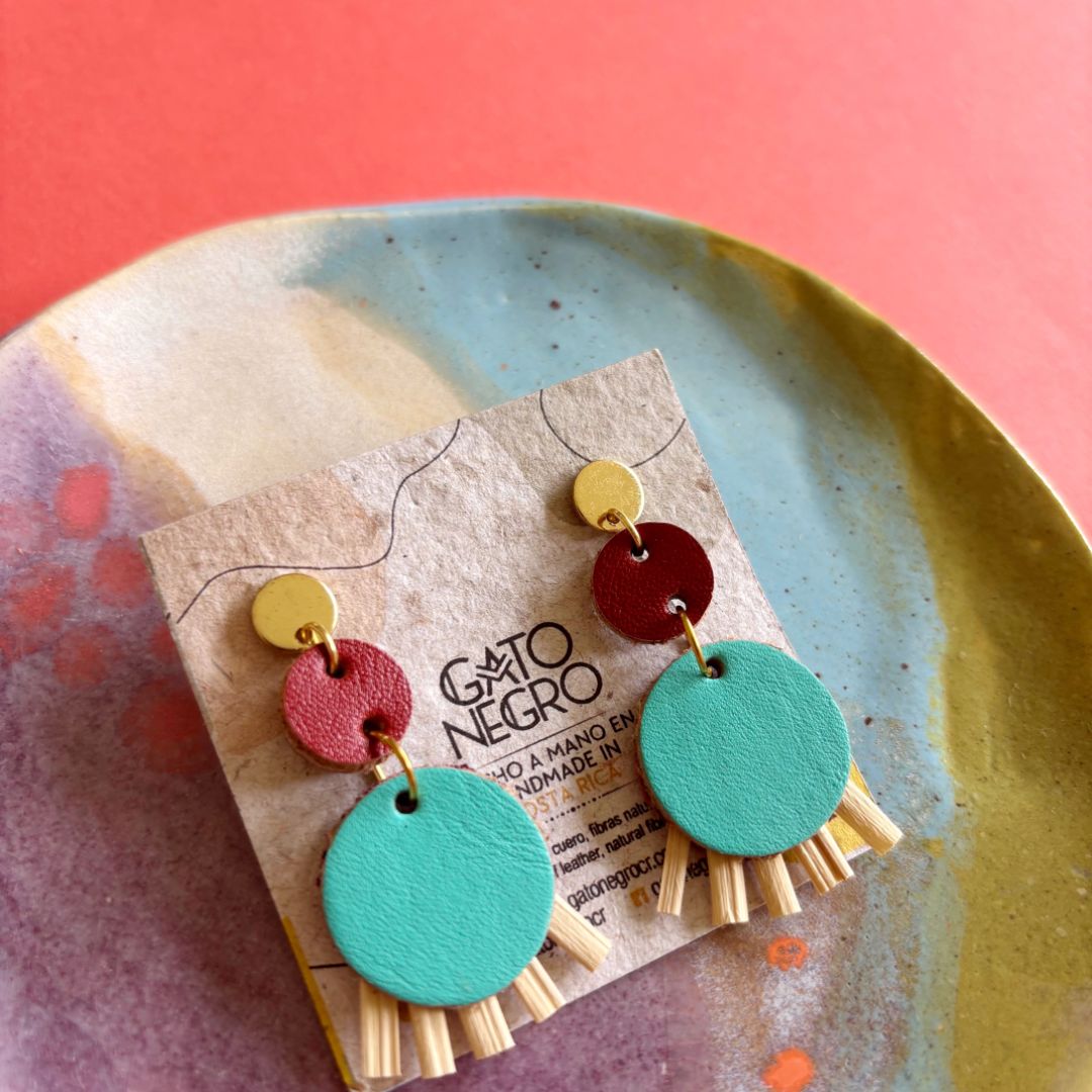 Aretes de cuero recuperado, joyería artesanal de Costa Rica