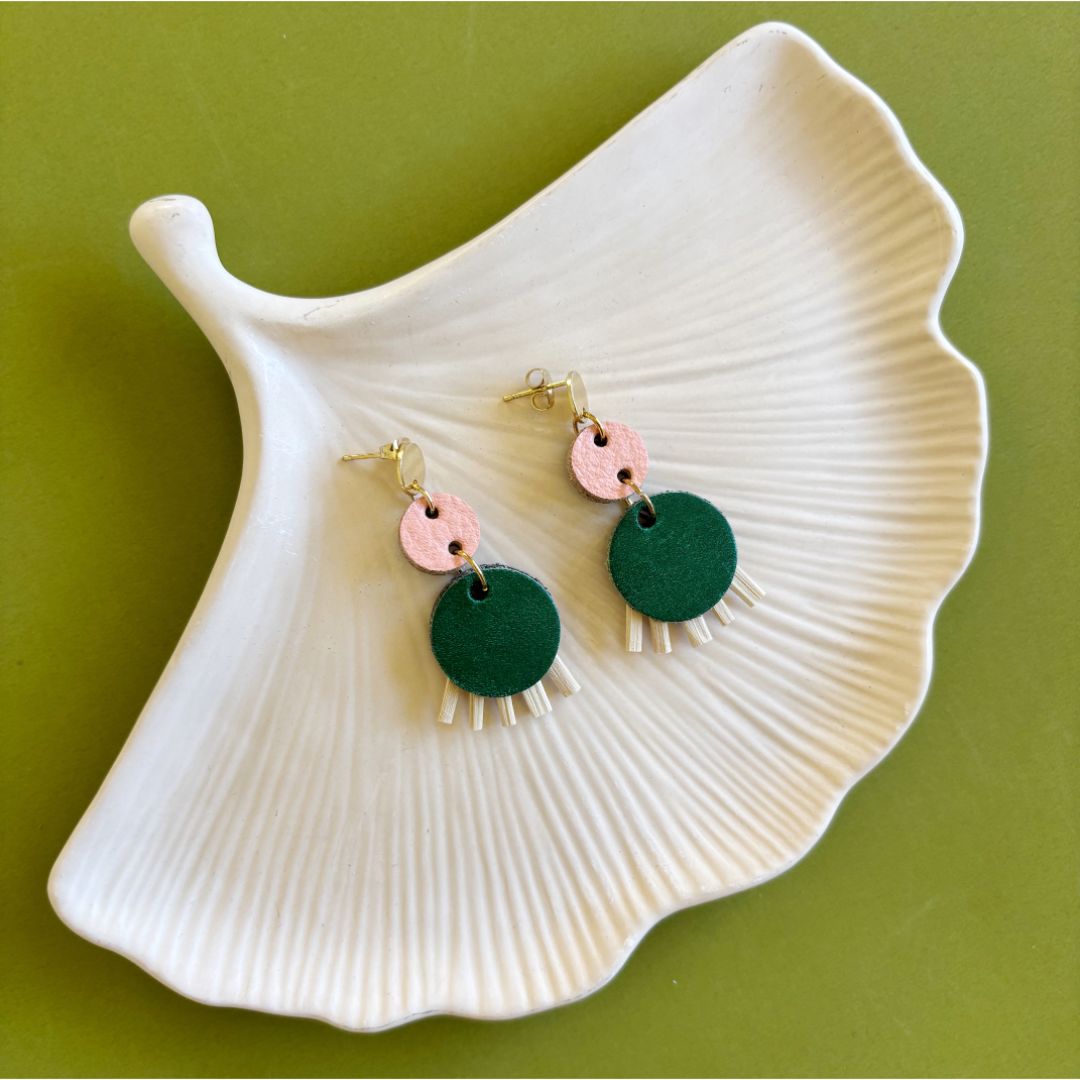 Aretes de cuero recuperado, joyería artesanal de Costa Rica