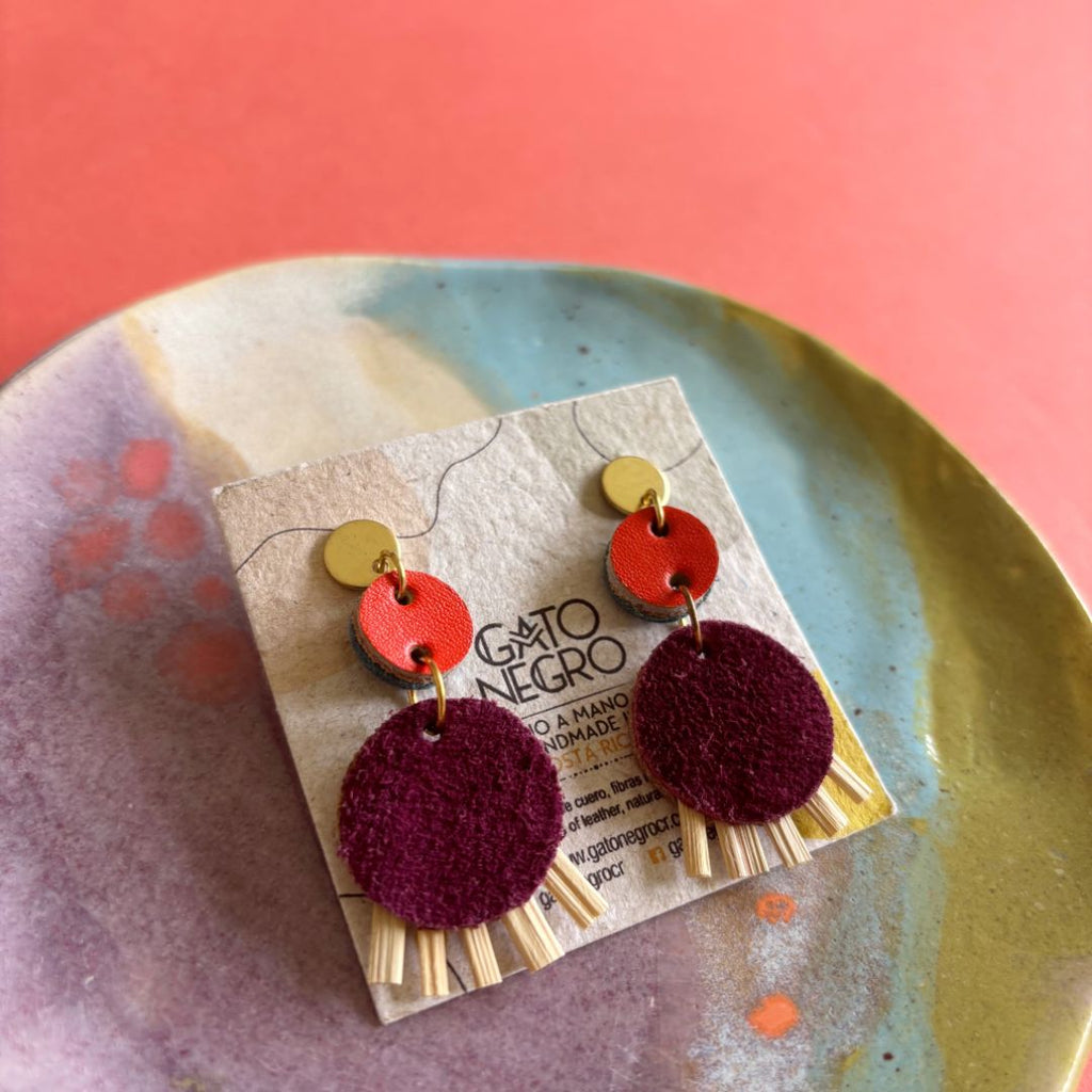 Aretes de cuero recuperado, joyería artesanal de Costa Rica