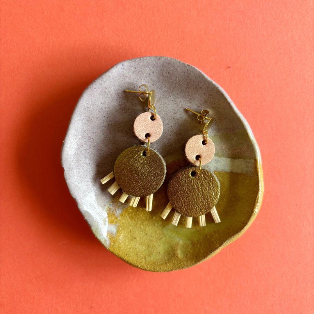Aretes de cuero recuperado, joyería artesanal de Costa Rica