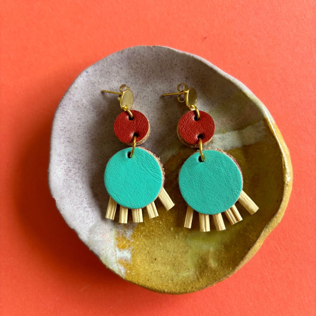 Aretes de cuero recuperado, joyería artesanal de Costa Rica