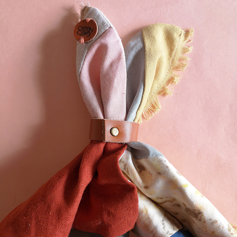 Detalle pañuelos hechos con retazos de fibras naturales