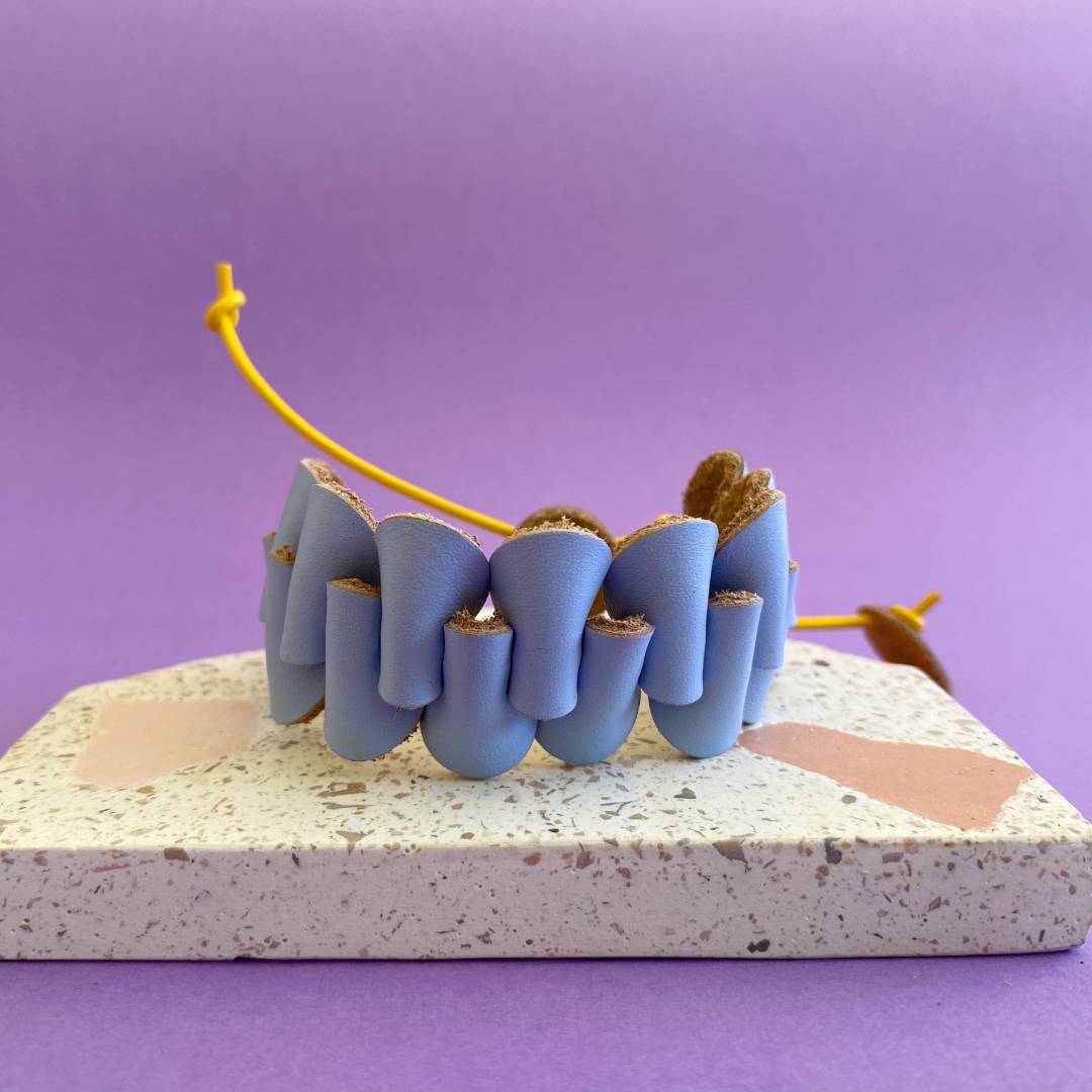 pulsera de cuero recuperado ajustable. Joyería artesanal de costa rica. Diseño local. 