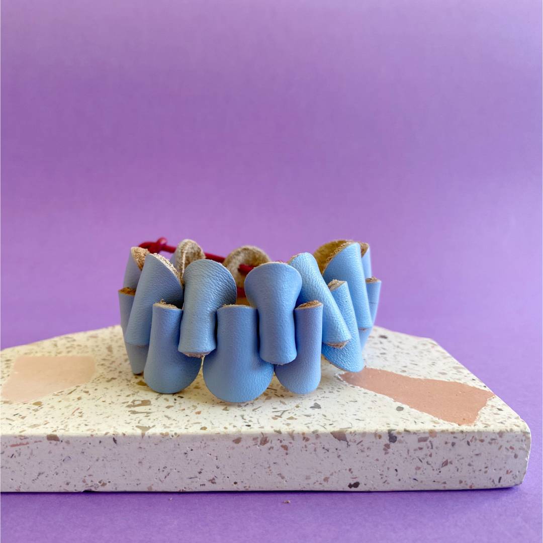 pulsera de cuero recuperado ajustable. Joyería artesanal de costa rica. Diseño local. 