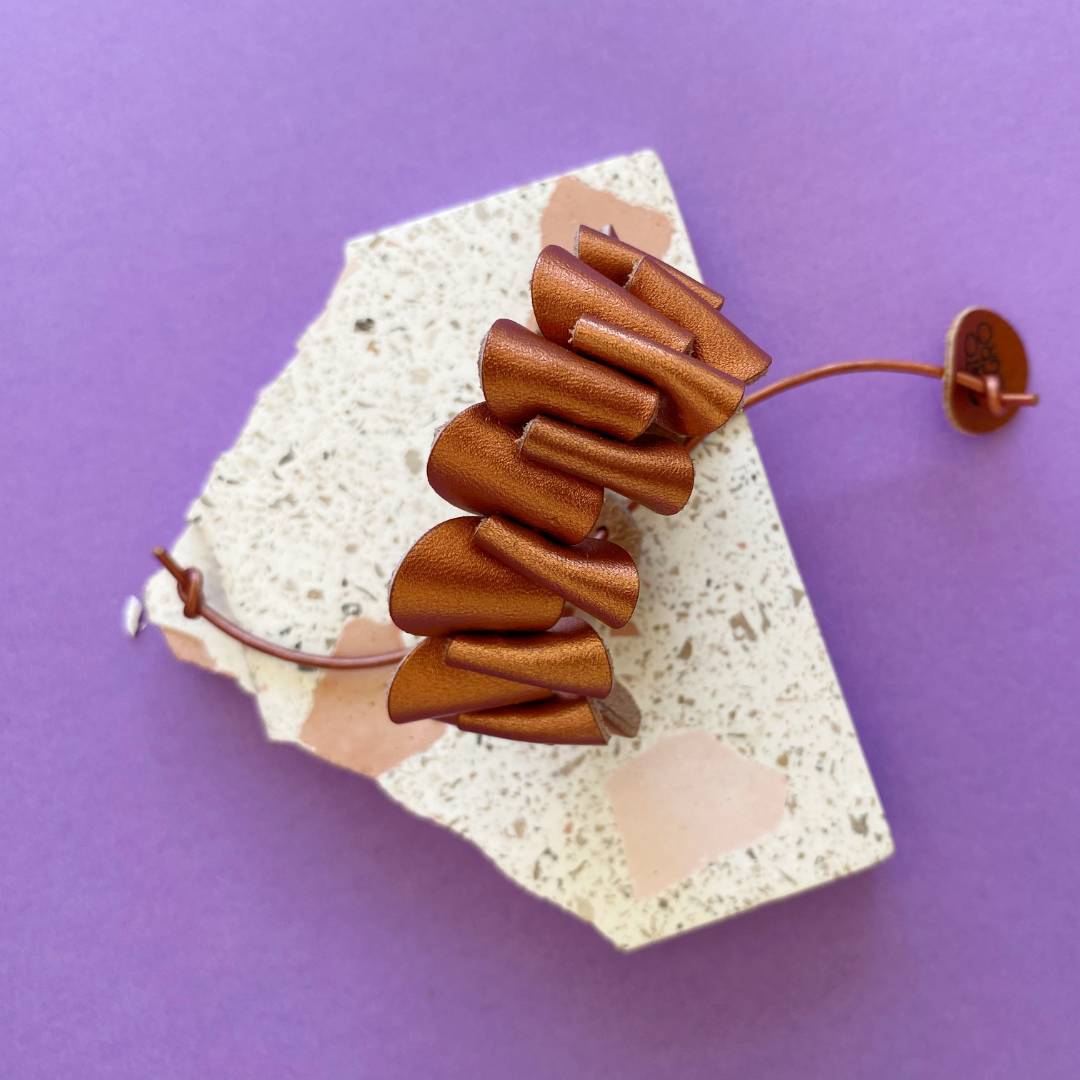 pulsera de cuero recuperado ajustable. Joyería artesanal de costa rica. Diseño local. 