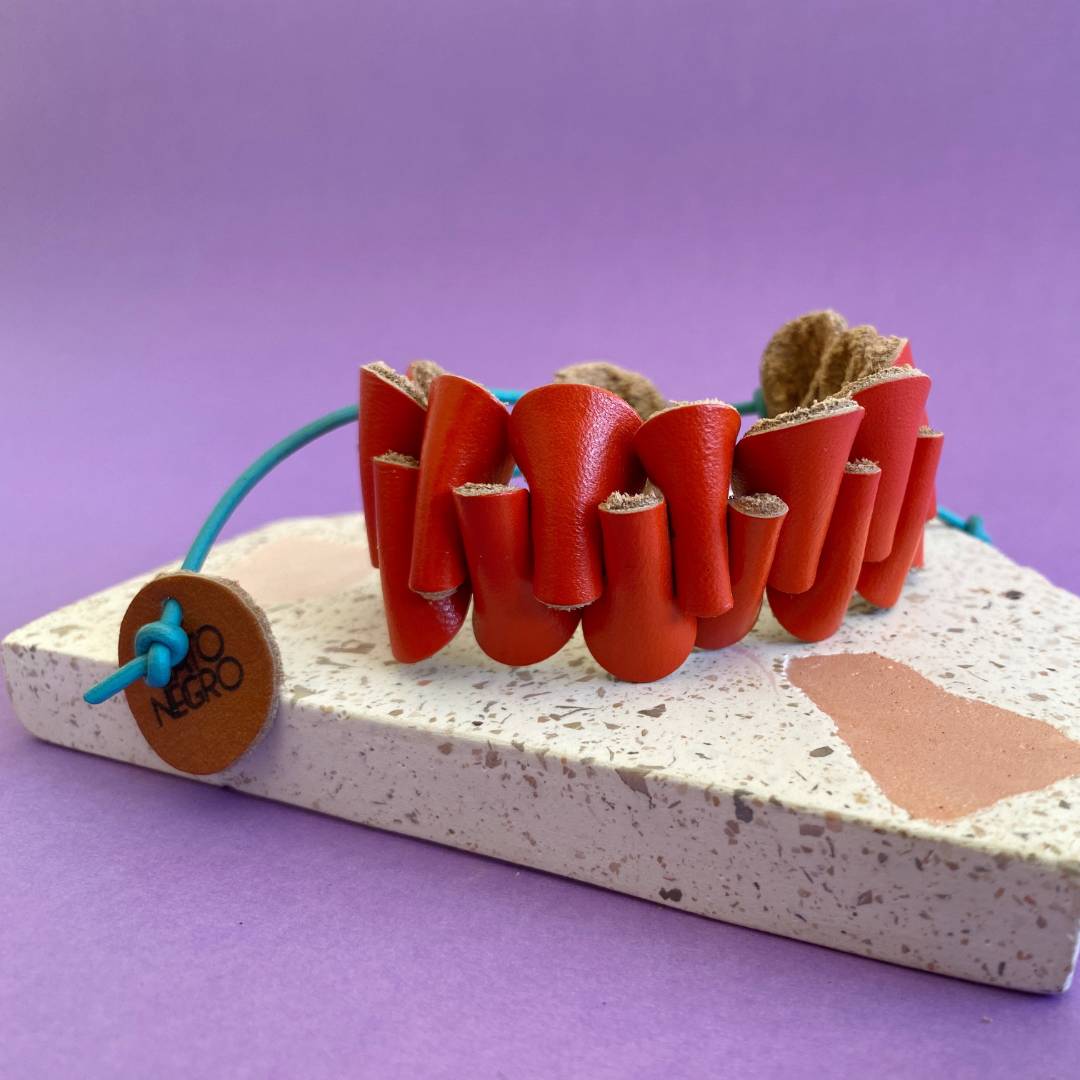 pulsera de cuero recuperado ajustable. Joyería artesanal de costa rica. Diseño local. 