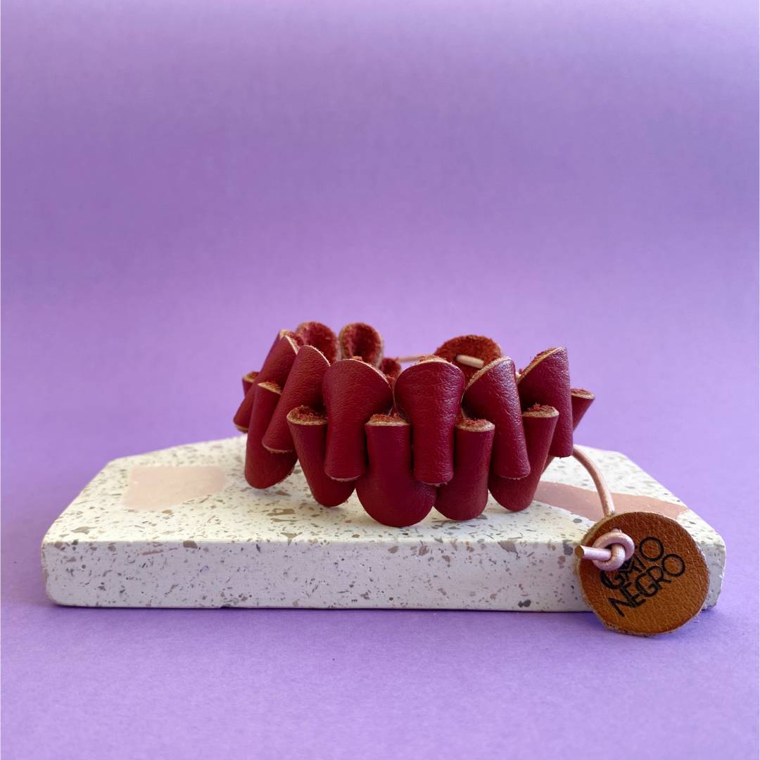 pulsera de cuero recuperado ajustable. Joyería artesanal de costa rica. Diseño local. 