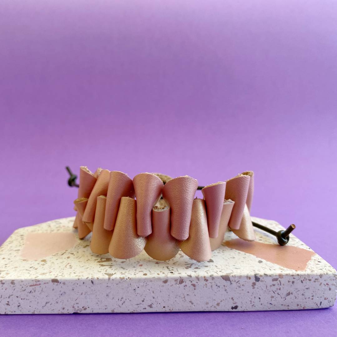 pulsera de cuero recuperado ajustable. Joyería artesanal de costa rica. Diseño local. 