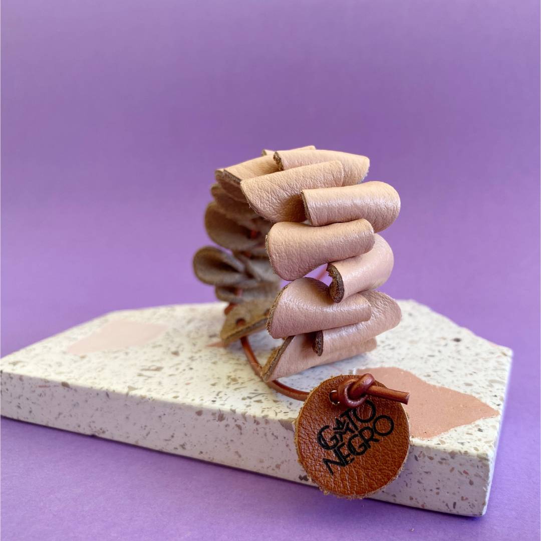 pulsera de cuero recuperado ajustable. Joyería artesanal de costa rica. Diseño local. 