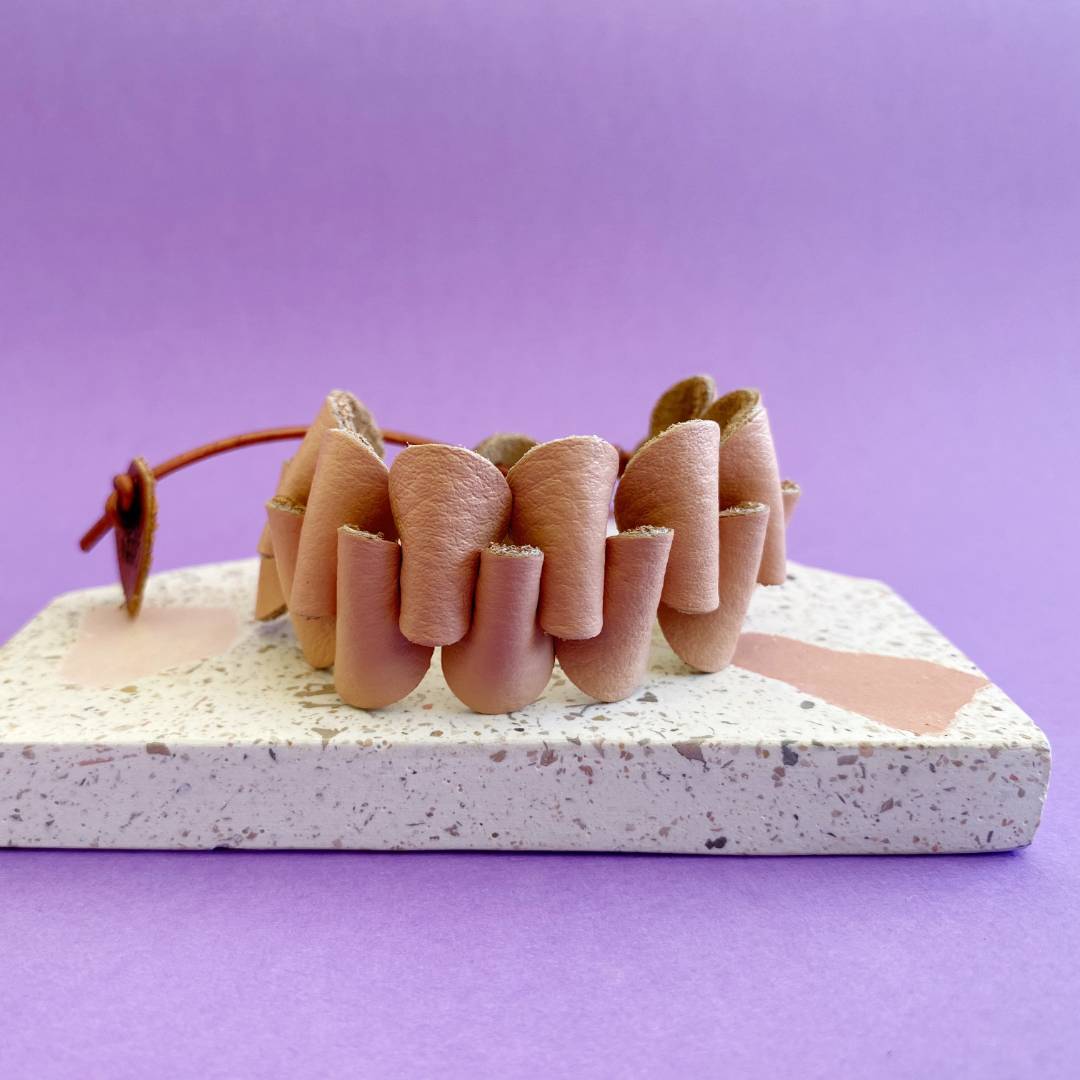 pulsera de cuero recuperado ajustable. Joyería artesanal de costa rica. Diseño local. 