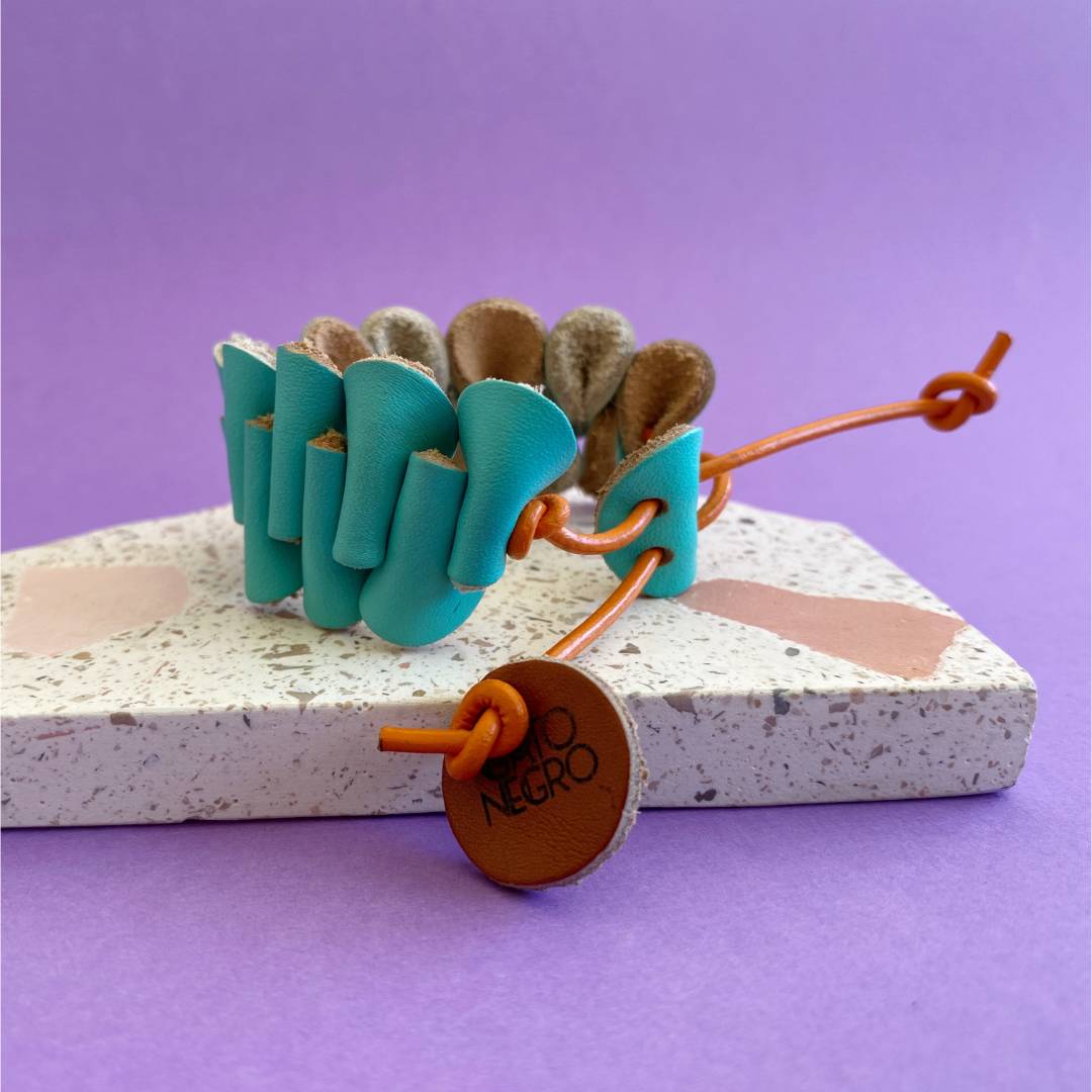 pulsera de cuero recuperado ajustable. Joyería artesanal de costa rica. Diseño local. 