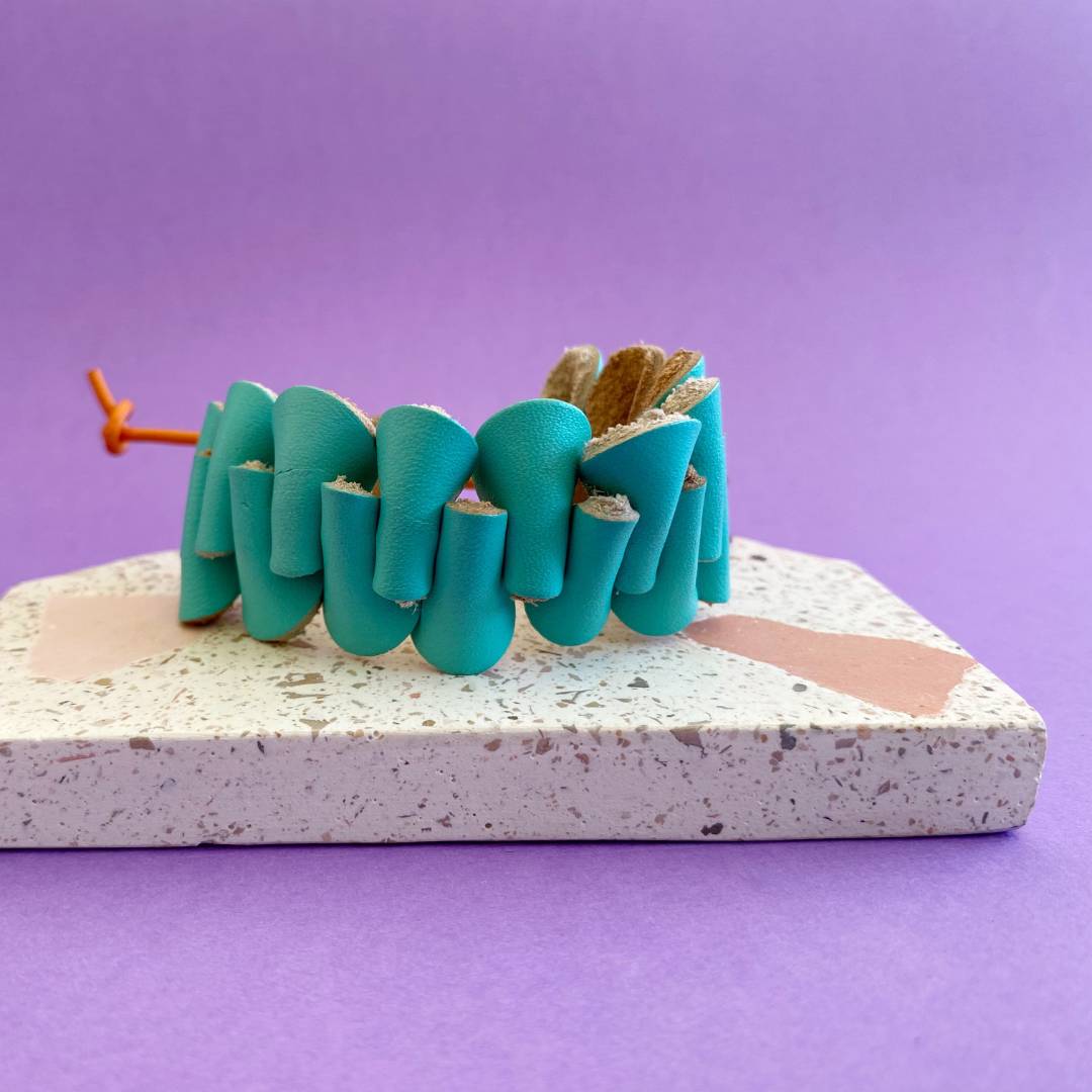 pulsera de cuero recuperado ajustable. Joyería artesanal de costa rica. Diseño local. 