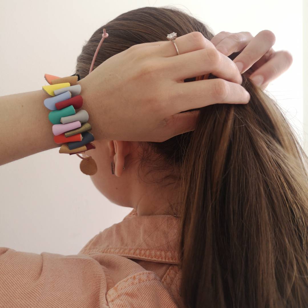 pulsera de cuero recuperado ajustable. Joyería artesanal de costa rica. Diseño local. 