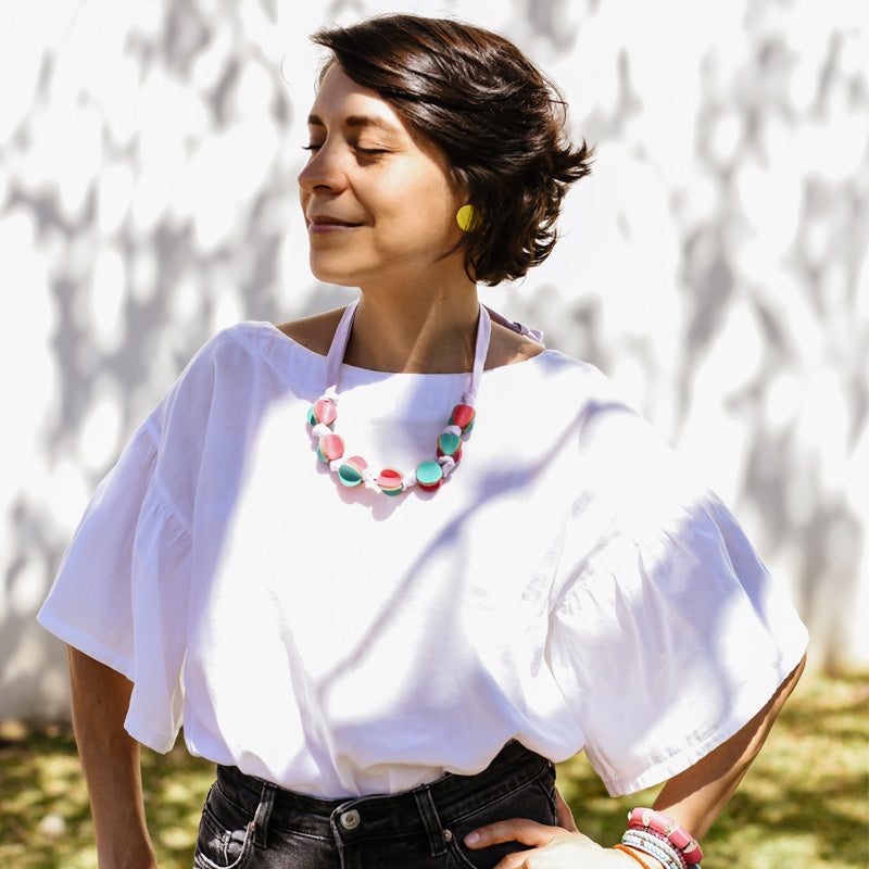 Rebeca Zamora diseñadora de Gato Negro usando el collar Caleidoscopio