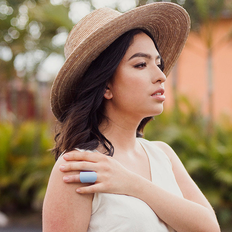 Modelo con anillo de cuero Gato Negro