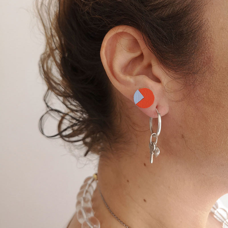 Arete de cuero en uso sobre oreja