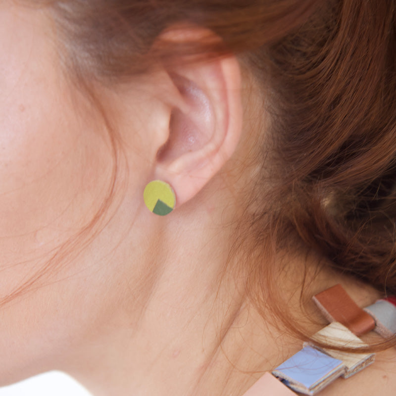 Arete de cuero en uso sobre oreja