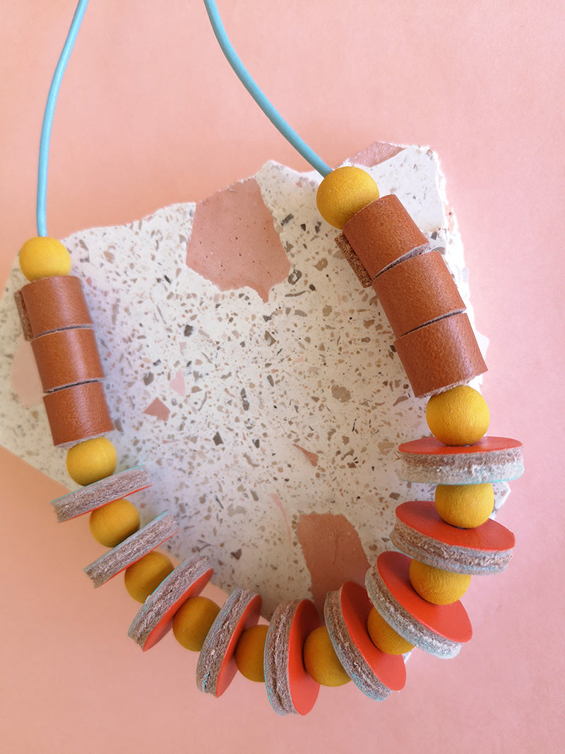 Collar Maca, madera y cuero miel