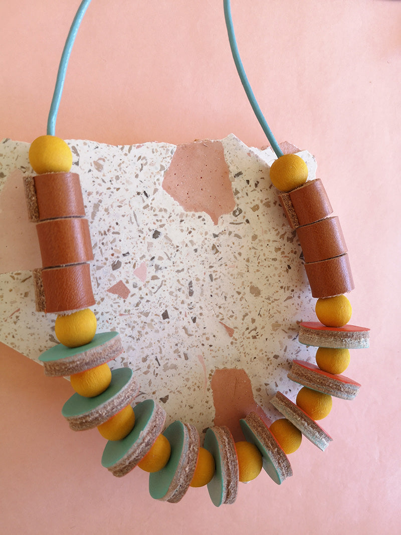 Collar Maca, madera y cuero miel