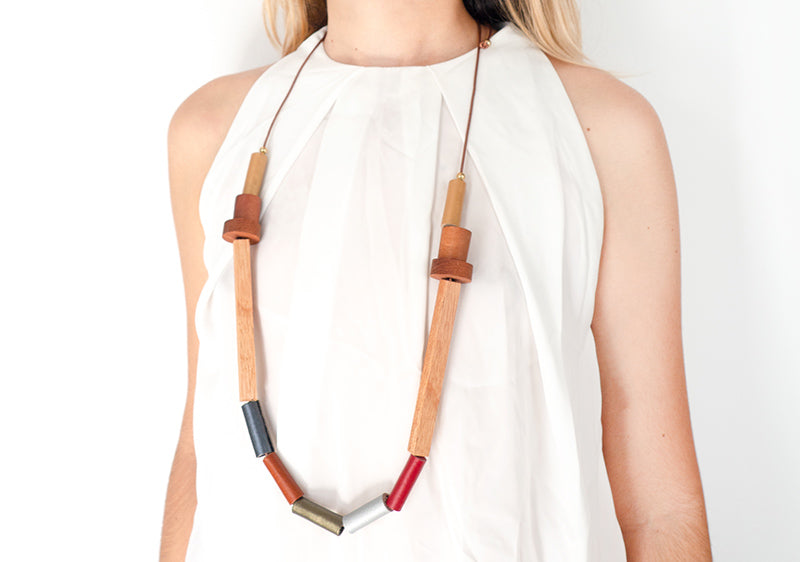 Modelo con collar Etnia en tonos metálicos