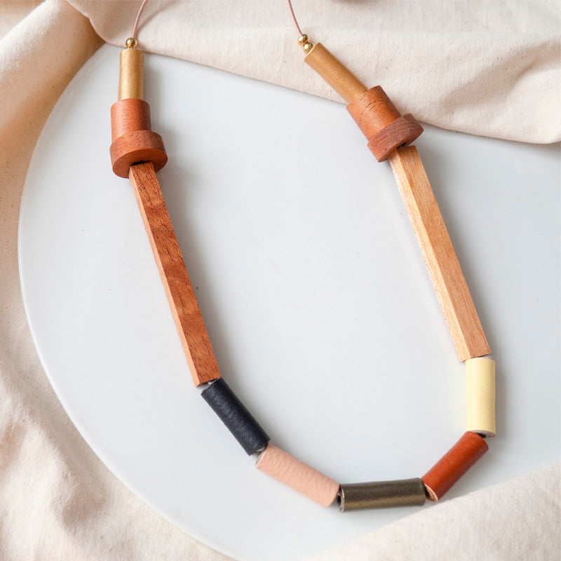 Detalle collar Etnia en tonos tierra