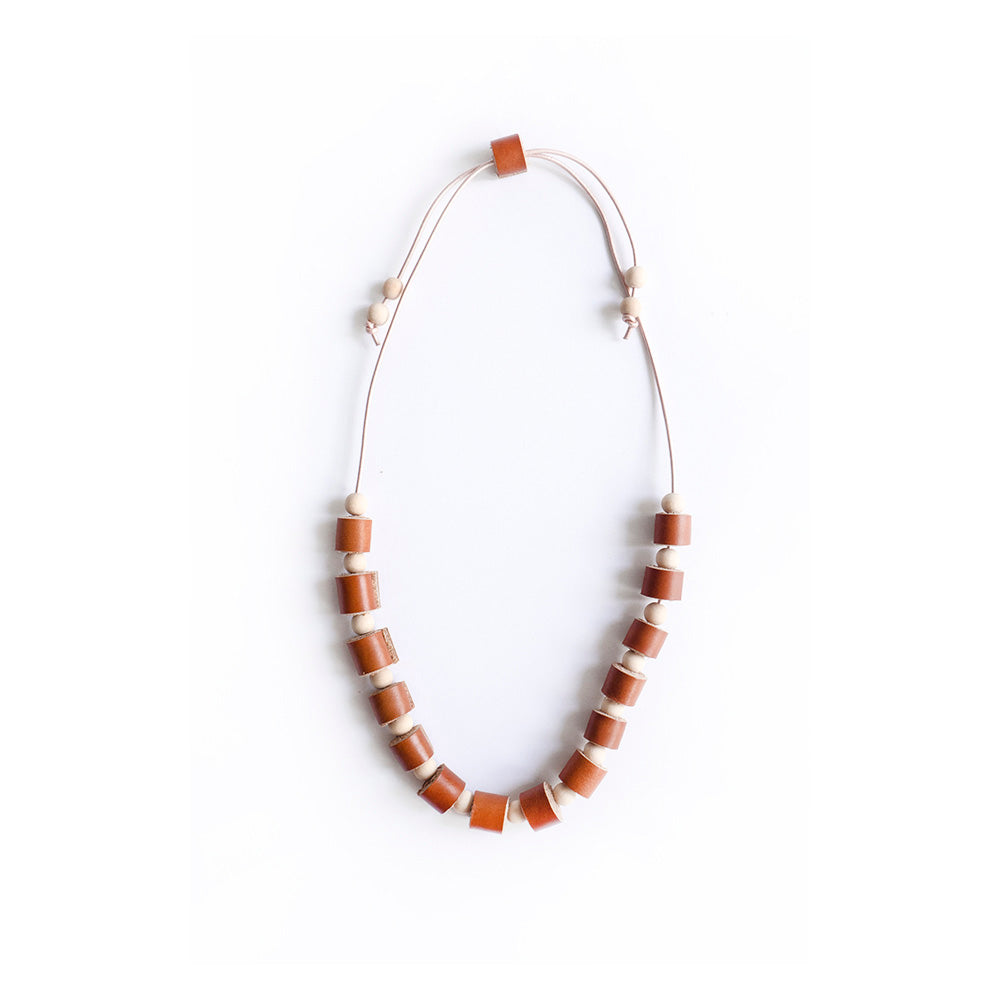 Collar completo hecho con rollitos de cuero color miel con bolitas de madera natural, cierre ajustable, cordón de cuero rose gold