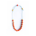 Collar completo hecho con rollitos de cuero color naranja con bolitas de madera amarillas teñidas con tinte natural extraído de la cúrcuma, cierre ajustable, cordón de cuero celeste