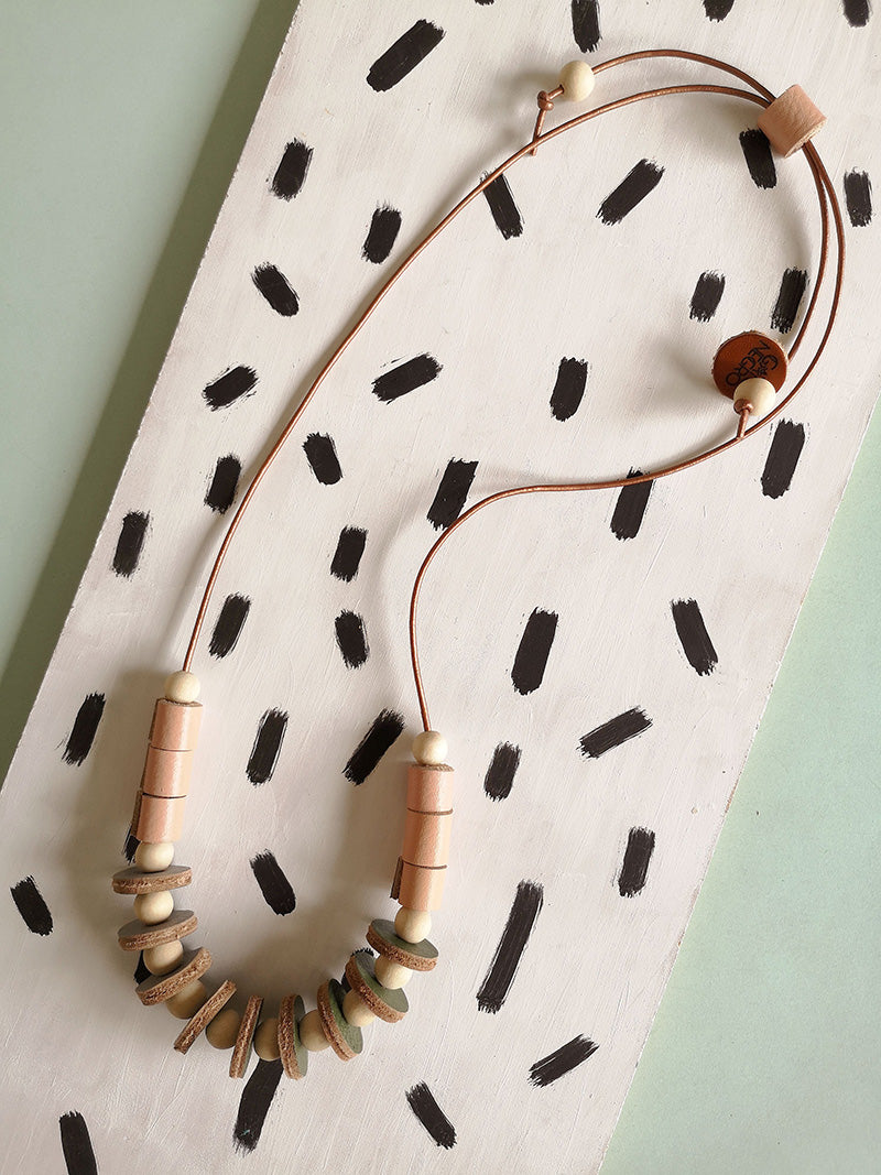 Collar Maca, madera y cuero salmón
