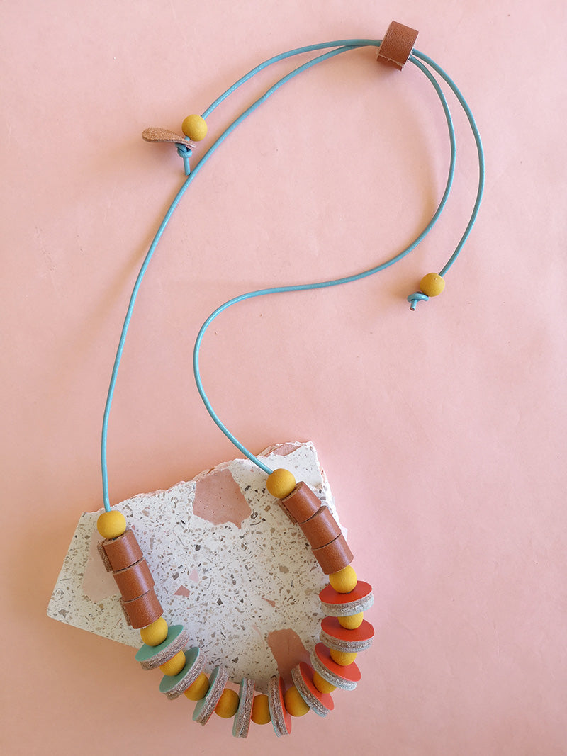 Collar Maca, madera y cuero miel