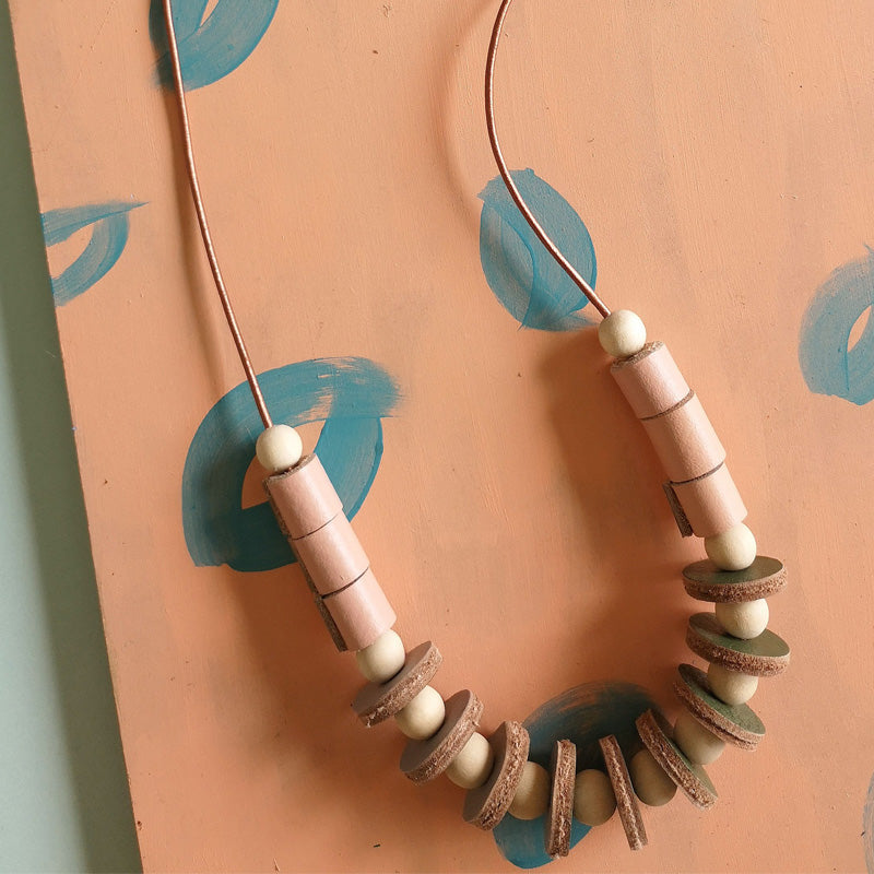Collar Maca, madera y cuero salmón