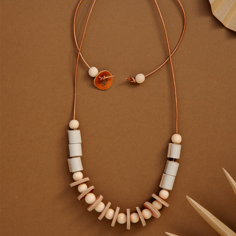 Collar Maca, madera y cuero vainilla