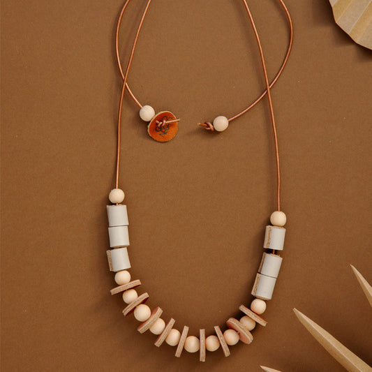 Collar Maca, madera y cuero vainilla