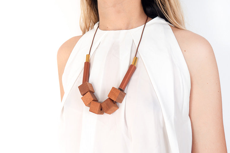 Modelo con collar Nativa en cobre