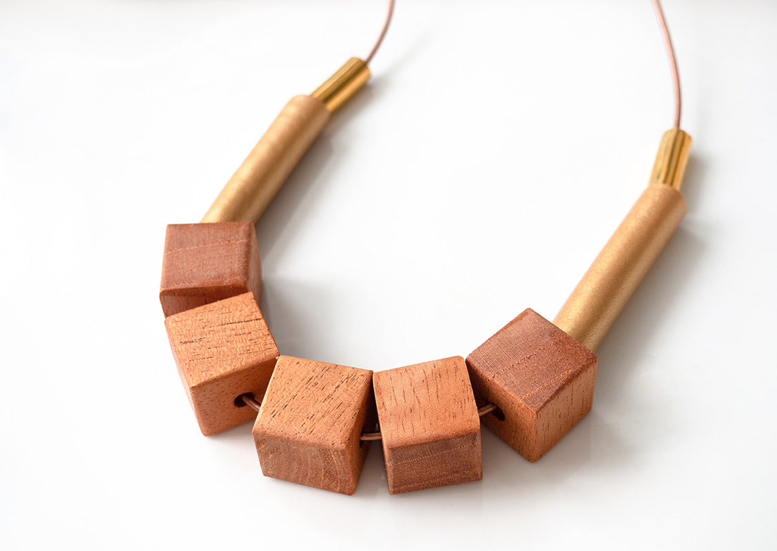 Detalle cubos de madera collar Nativa