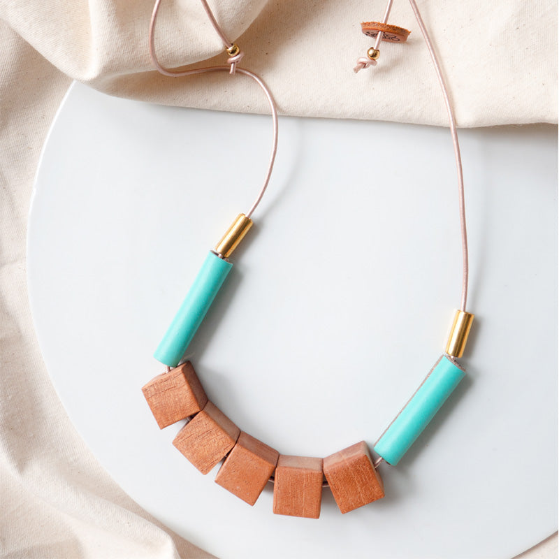 Collar Nativa turquesa madera de cedro amargo y cuero