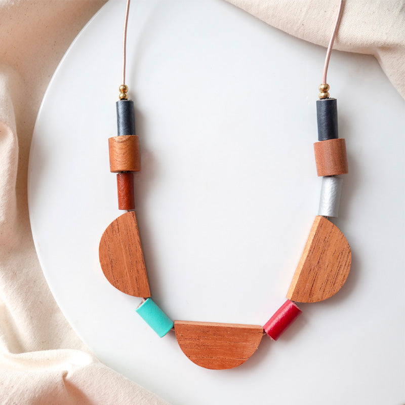 Detalle collar Natura azul metálico