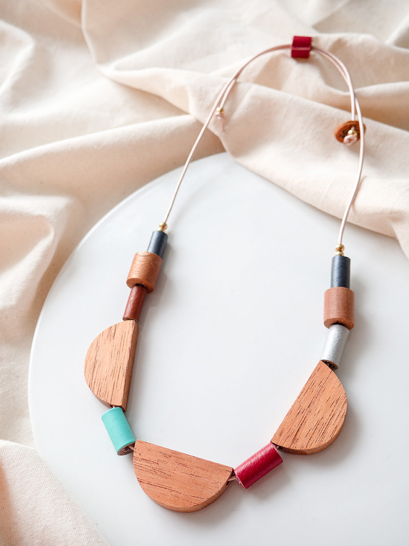 Collar Natura en azul metálico