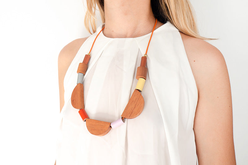 Modelo con collar Natura en cobre