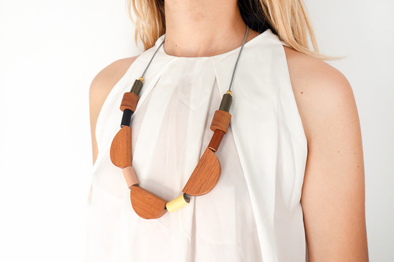 Modelo con collar Natura en selva