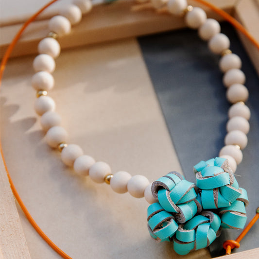 Collar Nudos de cuero turquesa y bolitas madera natural