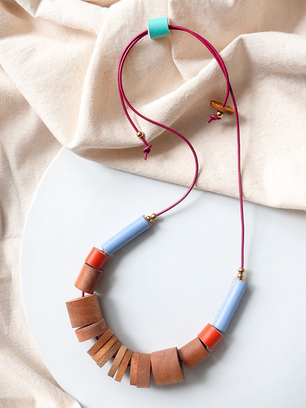 Collar Origen tubos de cuero de varios colores y piezas cilíndricas de madera de cedro amargo