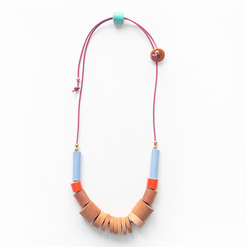 Collar Origen tubos de cuero de varios colores y piezas cilíndricas de madera de cedro amargo