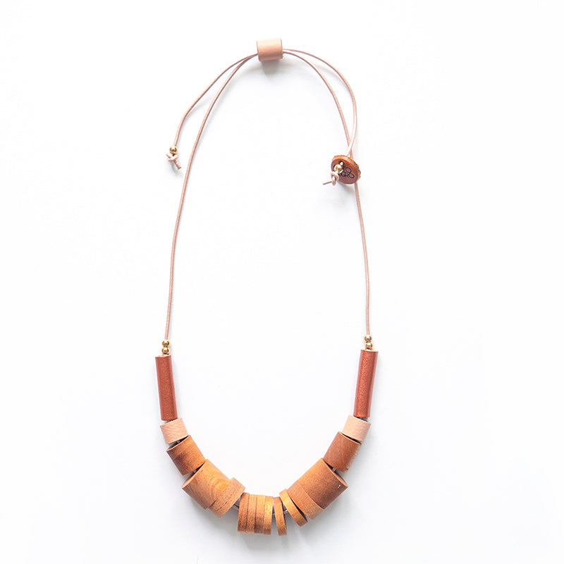 Collar Origen tubos de cuero de varios colores y piezas cilíndricas de madera de cedro amargo