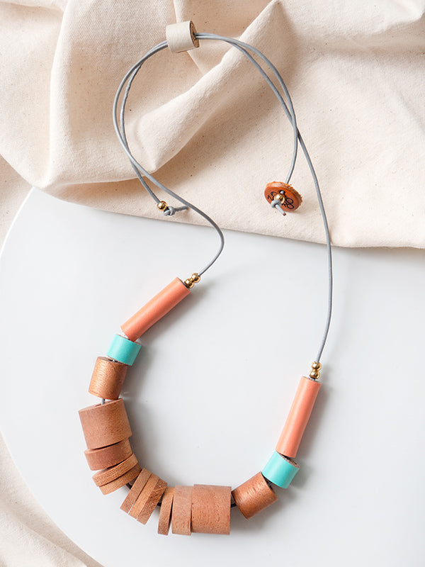 Collar Origen tubos de cuero y piezas cilíndricas de madera