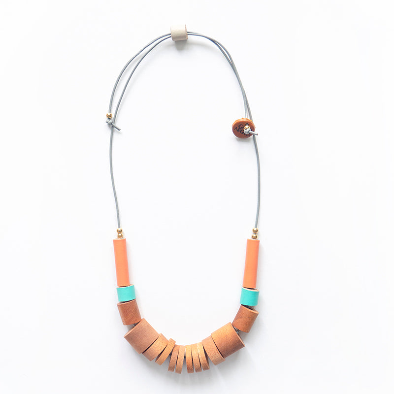 Collar Origen tubos de cuero de varios colores y piezas cilíndricas de madera de cedro amargo
